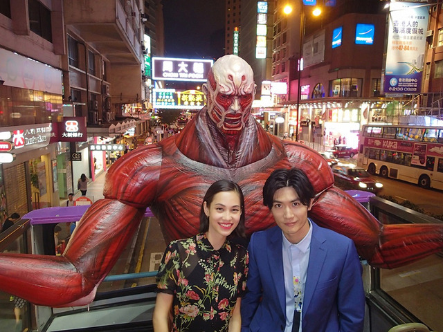 三浦春馬＆水原希子／2階建てバス