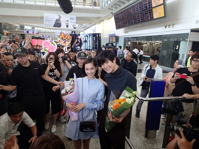三浦春馬＆水原希子／香港国際空港