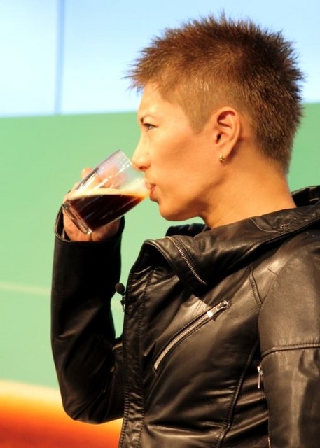 GACKTが、最新マシンで淹れたコーヒーを試飲