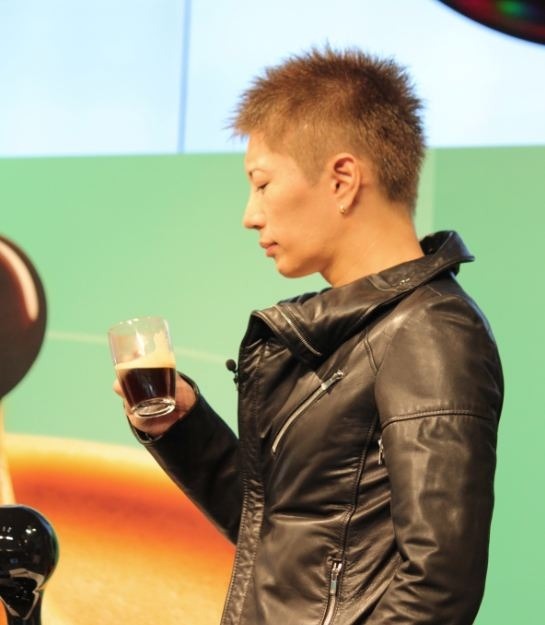 GACKTが、最新マシンで淹れたコーヒーを試飲