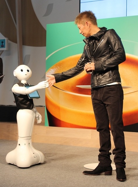 GACKTが、Pepperと握手している様子