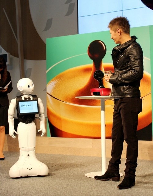 GACKTが、Pepperと会話しているところ