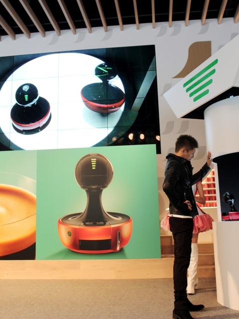 GACKTが、プロジェクションマッピングを体験