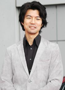 小島烏水役の仲村トオル