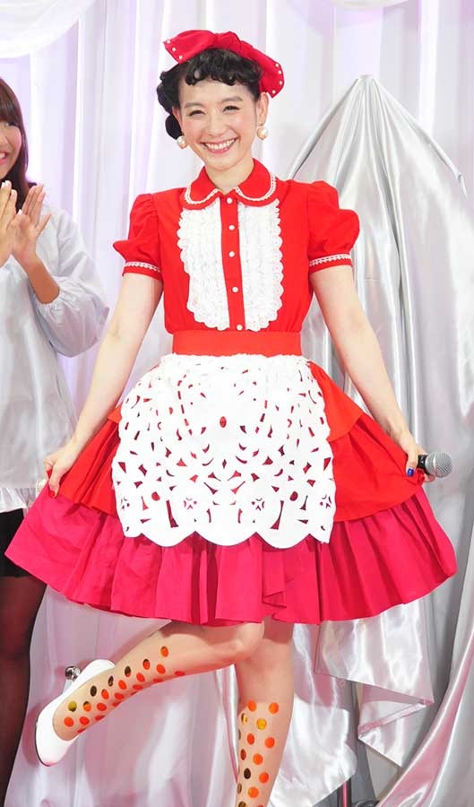 篠原ともえ／「デビアスなメイドたち」割烹着ファッションショー