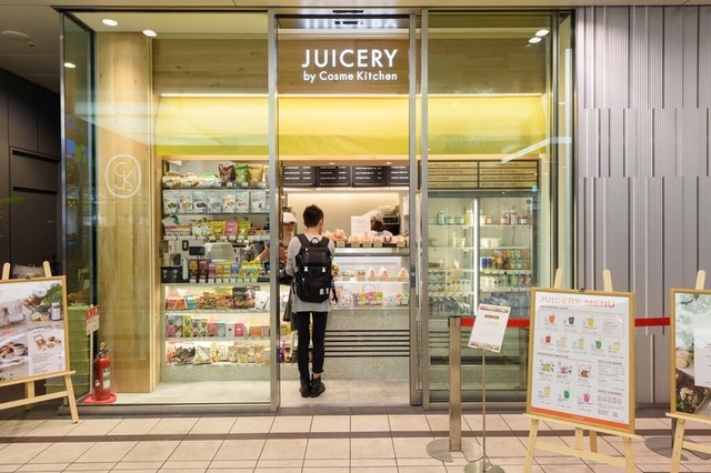 スーパーフードやコールドプレストジュースを提供する「Cosme Kitchen Juicery（コスメ キッチン ジューサリー）」。