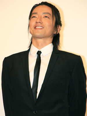 ファンの熱いコールにもクールに応える大沢さん