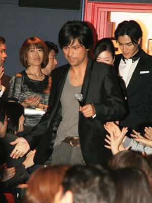 キャスト登場にファン熱狂！