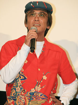 黒の中に一人赤シャツで目立っていた寺島さん