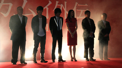 スモークの中から一同登場！