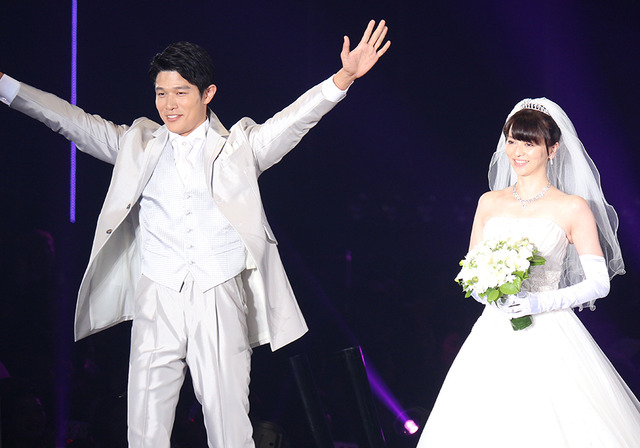 鈴木亮平＆香里奈-(C)TOKYO GIRLS COLLECTION　2015 A／W