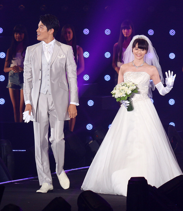 鈴木亮平＆香里奈-(C)TOKYO GIRLS COLLECTION　2015 A／W