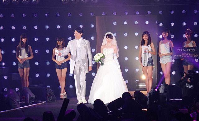 鈴木亮平＆香里奈-(C)TOKYO GIRLS COLLECTION　2015 A／W