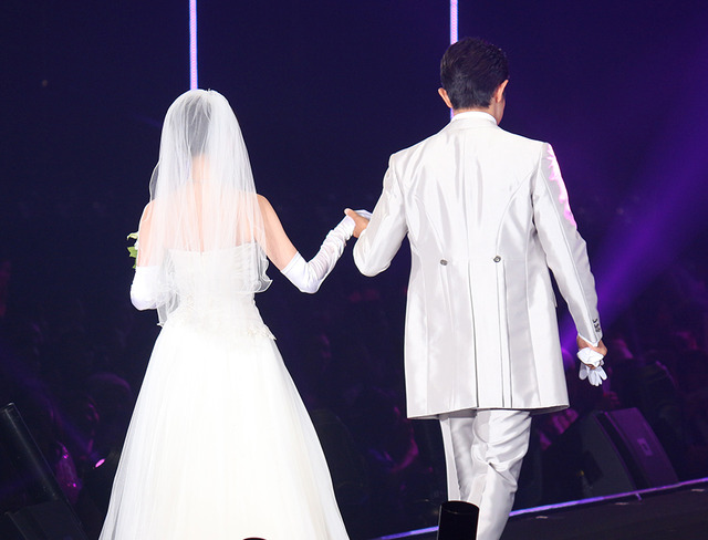 鈴木亮平＆香里奈-(C)TOKYO GIRLS COLLECTION　2015 A／W