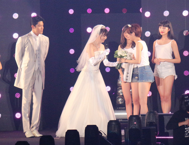 鈴木亮平＆香里奈-(C)TOKYO GIRLS COLLECTION　2015 A／W