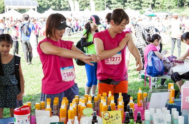 「Reasy to Runブース」では、コスメブランドの日焼け止めや虫よけスプレーがサービスされた。