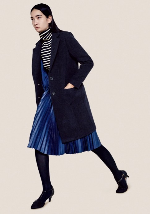 秋らしいネイビーコーディネート。プリーツスカートとストラップパンプスが女子度をアップ。