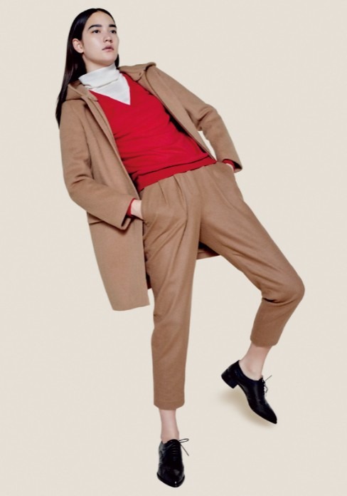 トレンドカラーのキャメルのコートとパンツ、レッドのセーターをコーディネート。足元のローファーが男前なマスキュリンスタイルに仕上げている。