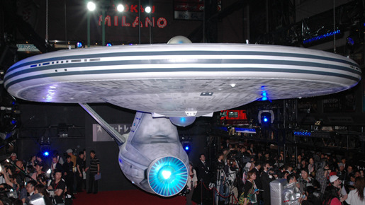 歌舞伎町に突如出現したUSSエンタープライズ号