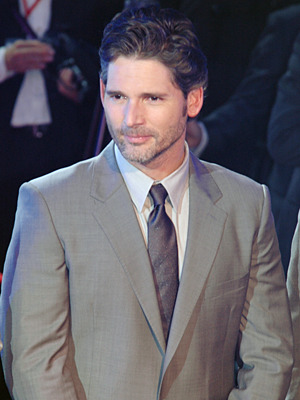 劇中では全く違う風貌に！　エリック・バナ