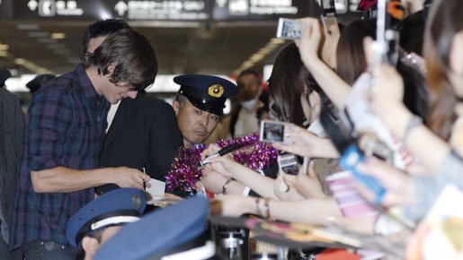 ファンのサインの求めに応じるザック