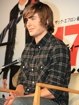 変わらぬ爽やかスマイルで女性陣を虜に