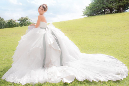 吉川ひなのプロデュース、レンタル専用の国内向け「ウェディングドレス」を発表