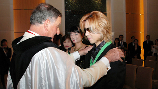 シュヴァリエ叙任のメダルを受けるYOSHIKI