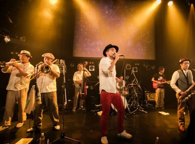 ミュジーックステージを盛り上げる「The eskargot miles」。2002年、結成。全国各地で精力的にライブを行い、他に類を見ない勢いで、着実にその歩みを進めてきた。 2012年には結成10周年を迎え、3rd album 『with LOVE』をリリース。