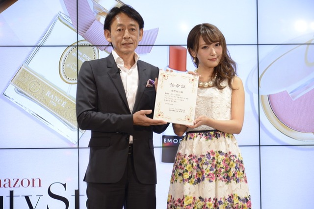 左：アマゾンジャパン株式会社 消費財事業本部 本部長 バイスプレジデント 前田宏氏。右：菅野結以。10月6日（火）発足した「Amazon Beauty Lab.」の記者会見にて。