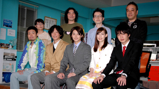 『ブラック会社——』撮影現場会見。（前列左から）品川祐、田辺誠一、小池徹平、マイコ、田中圭、（後列左から）千葉雅子、池田鉄洋、中村靖日、佐藤祐市監督