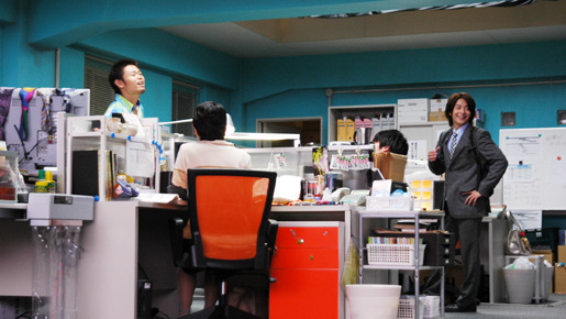 オフィスのセット内での撮影の様子。セリフが入っていない（？）品川さんに一同爆笑