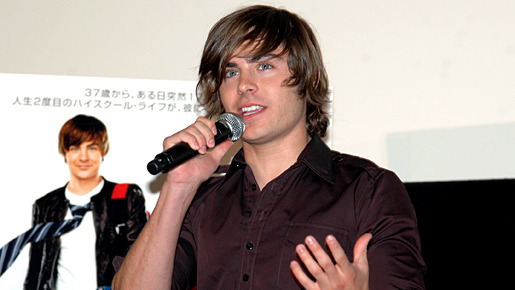 大歓声を受けて初日舞台挨拶に立ったザック・エフロン