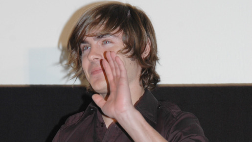 500名を超えるファンが劇場の周囲に押し寄せた