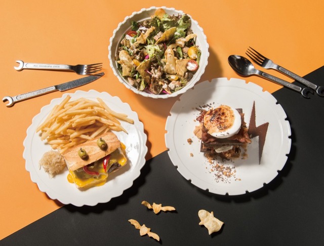 「グロリアス チェーン カフェ」：渋谷店限定メニュー（左下）、「トルティーヤサラダ 」（中央）、「ベーコンスモア」（右下）