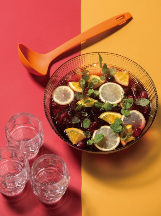 「グロリアス チェーン カフェ」：「パンチボウル・サングリア」。