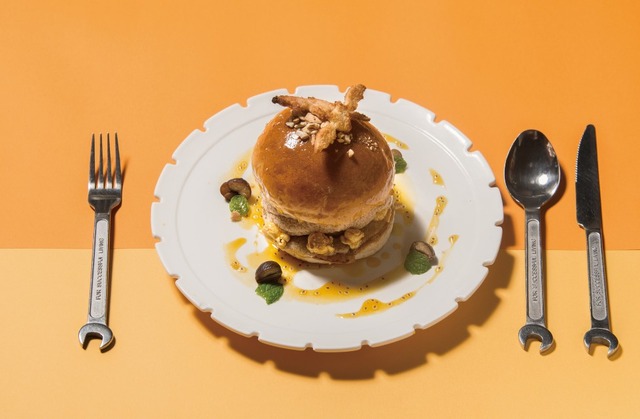 「グロリアス チェーン カフェ」：心斎橋店限定「モンブランアイスクリームバーガー」。