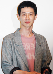 泉水役の加瀬亮