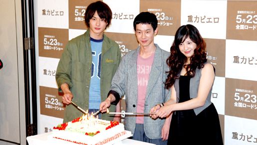 ダブルミリオンを祈願してケーキに火をつける3人