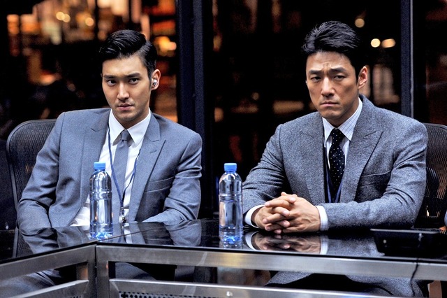 チェ・シウォン＆チ・ジニ／『ヘリオス　赤い諜報戦』（C）2015 Media Asia Film International Limited, Wanda Media Co., Limited, Sun Entertainment Culture Limited, Sil-Metropole Organisation Limited  All Rights Reserved.