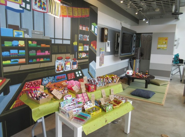 東京駅にも昭和のムード漂う懐かしの駄菓子屋が登場。