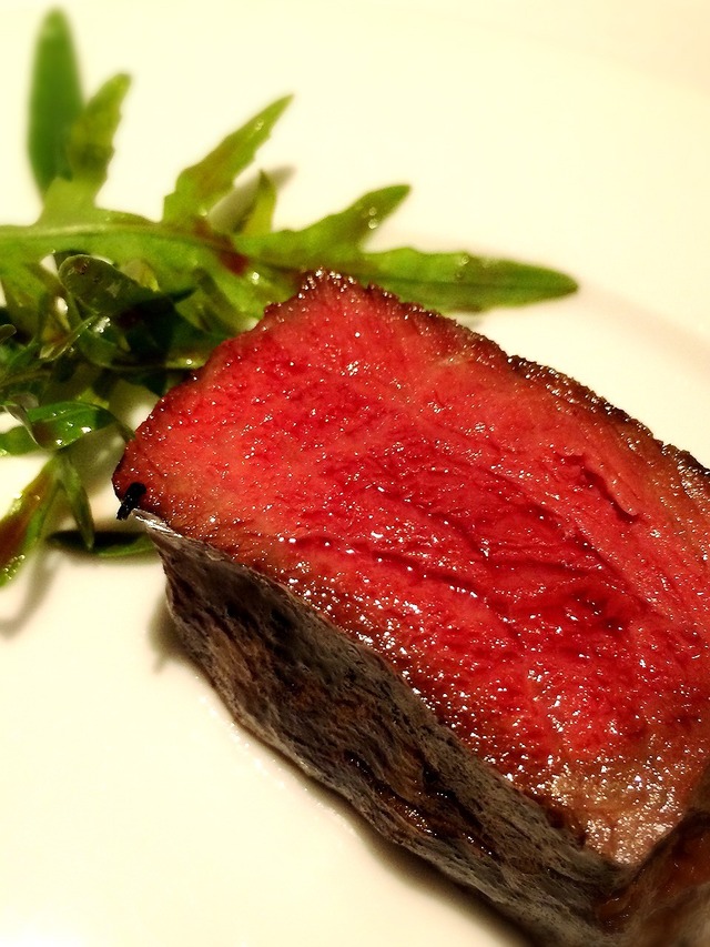 薪窯の熾火で焼き上げられた赤身肉は、レアのような柔らかさだが、ナイフを入れても肉汁がこぼれない。
