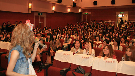 宣伝部長の言葉に夢中の観客たち