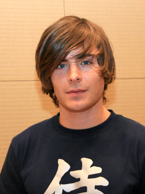 初日舞台挨拶では日本語で「みんな大好き！」と呼びかけ歓声を浴びた