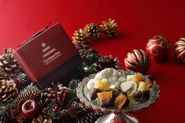 コンパーテスの人気アイテム「ラブフルーツミックス」と「ラブナッツホワイト」が一緒になったクリスマスレッドのギフトボックス。