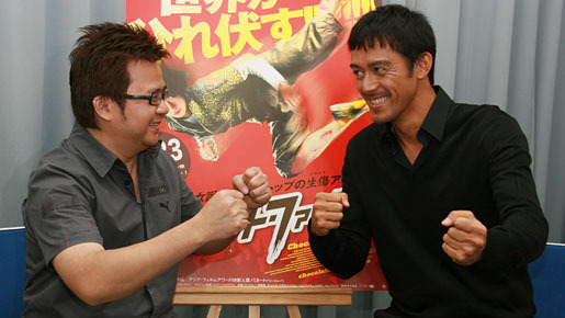 仲良くファイティングポーズも