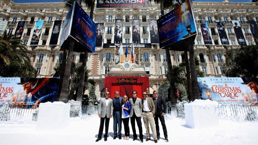 カンヌに雪のロンドンの街角が出現！