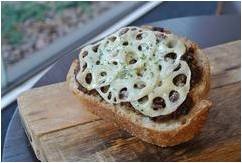 「YEBISU GARDEN CINEMA」併設の「＆CAFE」では「牛肉のラグーとレンコン パルミジャーノタルティーヌ」（単品600円、ドリンクセット900円）が販売される。