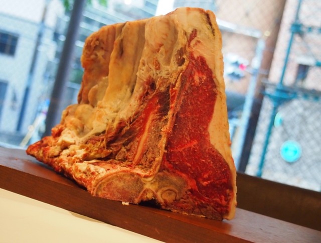 西麻布の「カルネヤサノマンズ」で、映画観賞券付きの便利でお得なスペシャルプランを提供。