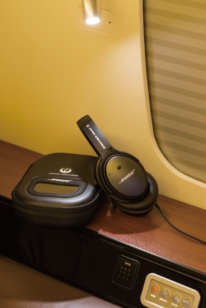 2015年6月よりJAL国際線ファーストクラス8路線に標準装備されている「QuietComfort25 JAL 専用モデル」。